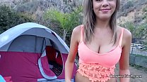 Натуральная девушка с большими сиськами шпилит на пикнике