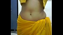 Garota indiana sexy dançando movimentos eróticos de topless e seios mostrando no saree {myhotporn.com}