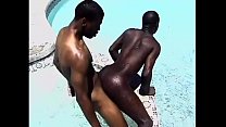 Des mecs gays deviennent excités à la piscine et baisent fort