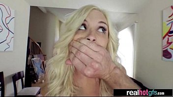 Brittany Bardot, la estrella porno checa de pelo teñido en un trío dando por el culo con doble acción anal
