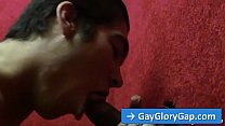 Брюнетка, сексуальный чувак-гей, Boi Toy сосет черный член через дырку в стене