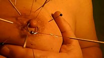 Jouer au piercing avec des aiguilles d'acupuncture