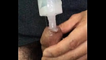 Injectez le lubrifiant dans l'urètre avec une seringue 2