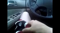 Drew se masturber en voiture