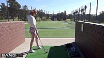 Nadya Nabakova exhibe su coño en el campo de golf