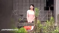 Японскую домохозяйку трахнули на улице, муж находится внутри