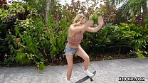Skater Girl Carter Cruise nimmt einen riesigen Schwanz