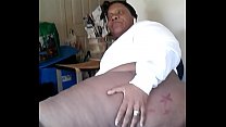 Big Dee montrant All Dat Phat juteux plumped Ass & Hairy Phat Pussy