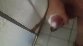 Meu amigo se masturbando no banho parte do goso, cum
