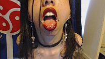 赤い口紅のゴスはたくさん垂れ下がり、あなたに唾液の泡を吹きます-唾液と唾液と口紅のフェチ
