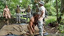 軍隊とセクシーな黒人男性兵士で初めてゲイのセックスは可能ですか