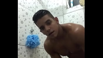 Latino bonito no chuveiro