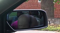 Sexy chick suce une bite dans la voiture avec son cul