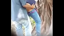 Горячую индийскую девушку трахнул ее бойфренд в видео с утечкой в джунглях.