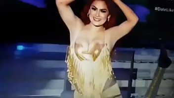 Assilem panamenho mostra peitos na TV