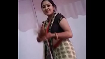 Сапна Бхабхи пинает задницу в танце