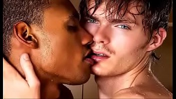 Un couple gay interracial baise en public