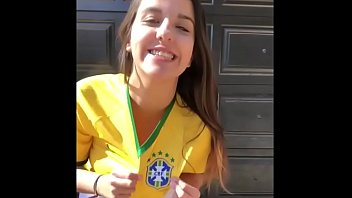 Une p. très chaude en short court portant le maillot de l'équipe nationale brésilienne