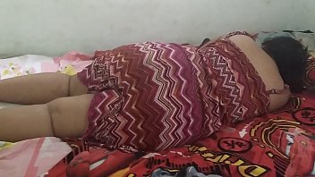 Jeune fille scotchée pendant qu'elle dort avec une caméra cachée de sorte que son vagin est vu sous sa robe sans culotte et de voir ses fesses nues