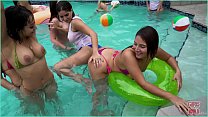 GIRLS GONE WILD - Молодые латинские лесбиянки устраивают вечеринку у бассейна, а затем поедают киску