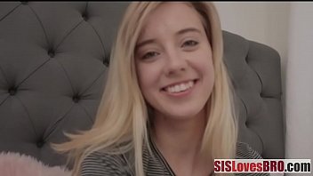 Junge Stiefschwester macht Pornos mit ihr - Haley Reed | SisLovesBro