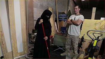 TOUR OF BOOTY - Soldado estadounidense le gusta el sexy sirviente árabe