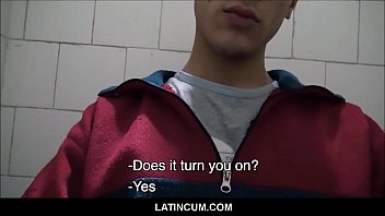 Raka Latino pojke som vaknar till Gay kille erbjuder kontanter i badrum Stall POV