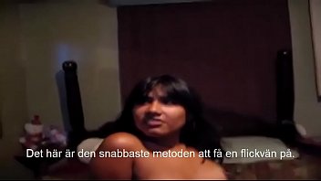 Menina sueca chupando pau em vestiário