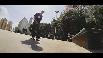Luan de Oliveira scopa su skateboard