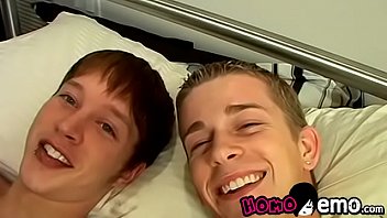 Dos lindos chicos emo gay tienen sexo anal duro hasta que se corren