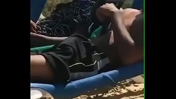 Черный человек на пляже
