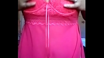 Morena en el color del pecado mostrando suéter transparente rosa