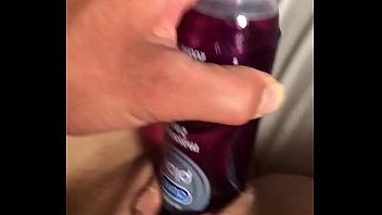 Durchgesickertes Video !!! Proll-Mädchen kommt auf Gleitmittelflasche zum Orgasmus