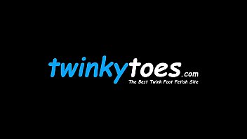 Twinkie asiatique joue avec ses pieds chauds et coq palpitant