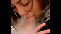 Chica de 18 años se graba chupando mientras fuma cigarro