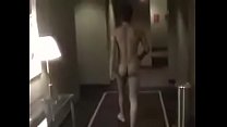 Stud trancado descalço e pelado em um hotel
