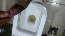 Geile indische Homosexuell Junge masturbiert in Büro Toilette in Bangalore