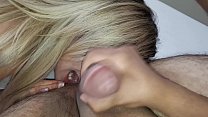 Mystérieuse blonde suce le cul de son petit ami