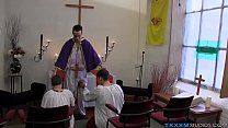 Twinks safados fazem sexo a três anal esquisito com um padre