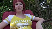 Die versaute rothaarige Teenschlampe Zoey Nixon bläst und wird dann auf der Couch hart gefickt