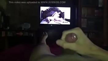 uma punheta assistindo pornografia