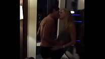 Blonde Frau in einem Hotelzimmer geteilt