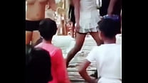 Fille indienne danse nue sur scène