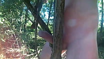 Masturbándose en el bosque 09
