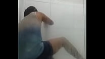 Black zieht ihren Arsch in die Dusche und genießt (WATCH THE END?)