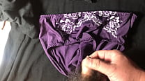Shot on the purple original cotton underwear, the touch taste is great, the urine smell is strong
