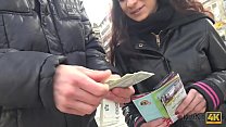 HUNT4K. Boy widerwillig süße GF Sex für Geld mit Fremden haben lassen