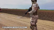 戦利品のツアー-中東のアメリカ兵は、支払いとしてヤギを使用してセックスを交渉します
