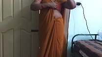 desi indiano cornea tamil telugu kannada malayalam hindi tradire moglie indossando saree vanitha mostrando grandi tette e figa rasata premere hard tette premere nip sfregamento figa masturbazione