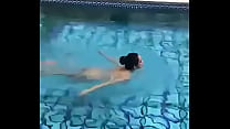 Bạn ấy bơi